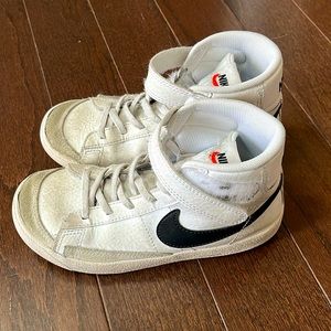 Girls Nike youth size 1.5 Blazer Mid 77